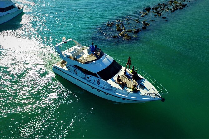 3 Hour Xpu-Ha - 47' Azimut, Tulum, Playa del Carmen, Riviera Maya - A standard bar with a party-friendly setup