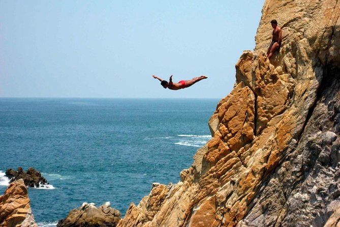 4hr Fun Guide Tour For Cruisers or Hotels Guests with Divers Show - A fast introduction to Acapulco from the harbor