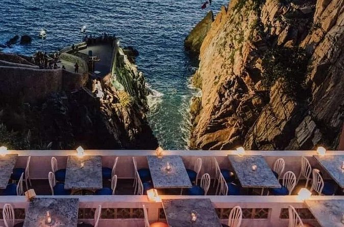 Acapulco Cliff Divers at Night - Small details that can improve the night