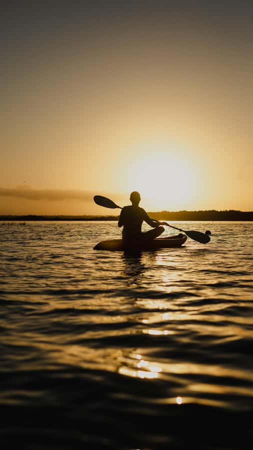 Bacalar at Sunrise: Kayak Adventure with Breakfast & Photos - Paddling through the turquoise water