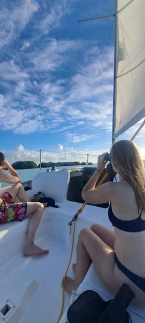 Bacalar: Lagoon Sailing Tour with Snacks and Drinks - Swimming at two anchor stops