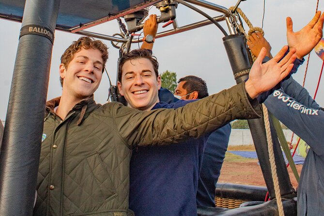 Balloon flight + Breakfast in cave + Pyramids + Pick up CDMX. - The landing toast and optional photo package