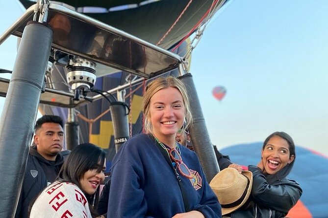 Balloon flight with breakfast in Cave and Pyramids tour from CDMX - A 45-minute flight with a calm, changing view