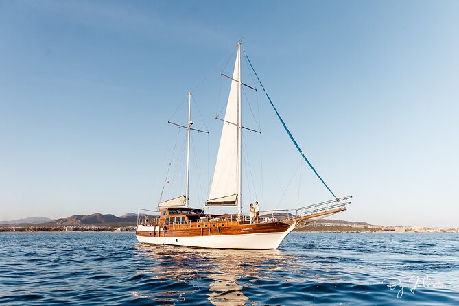 Cabo San Lucas Luxury Sailing Yacht and Dinner with a Chef - What the three-hour itinerary feels like