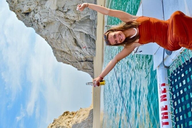 Cabo San Lucas Sunset Cruise with Unlimitted Drinks - Music and crew set the tone