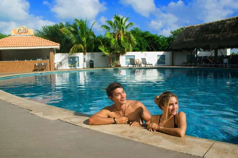 Cancún: Dolphin Encounter on Isla Mujeres with Buffet - Who will enjoy this day most