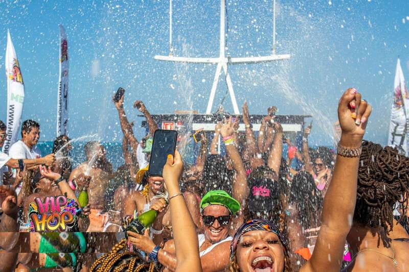 Cancun: Hip Hop Sessions Party Boat Cruise - The open bar and onboard food