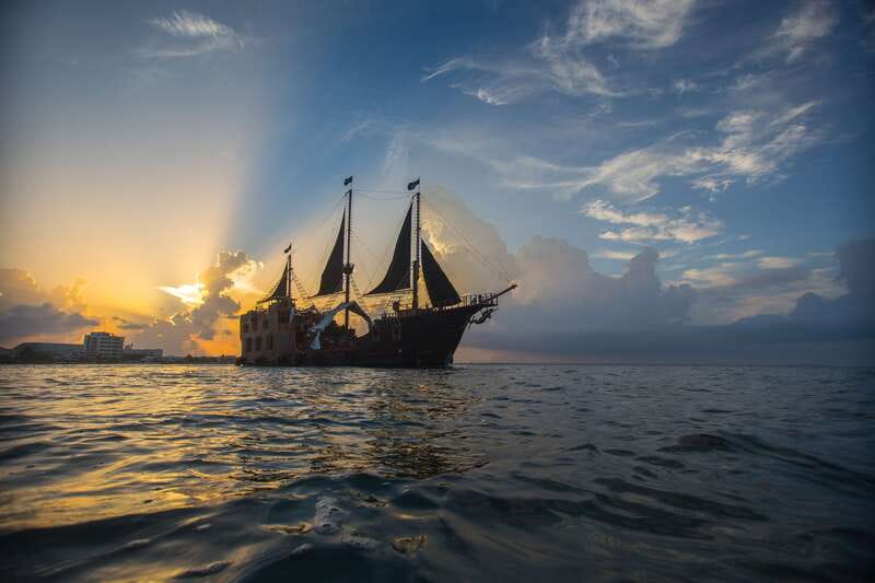 Cancún: Jolly Roger Pirate Dinner Cruise 2025 - Dinner aboard a replica of the Santa Maria