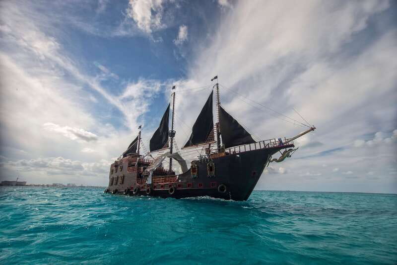Cancún: Jolly Roger Pirate Dinner Cruise 2025 - Music, drinks, and the first part of the show