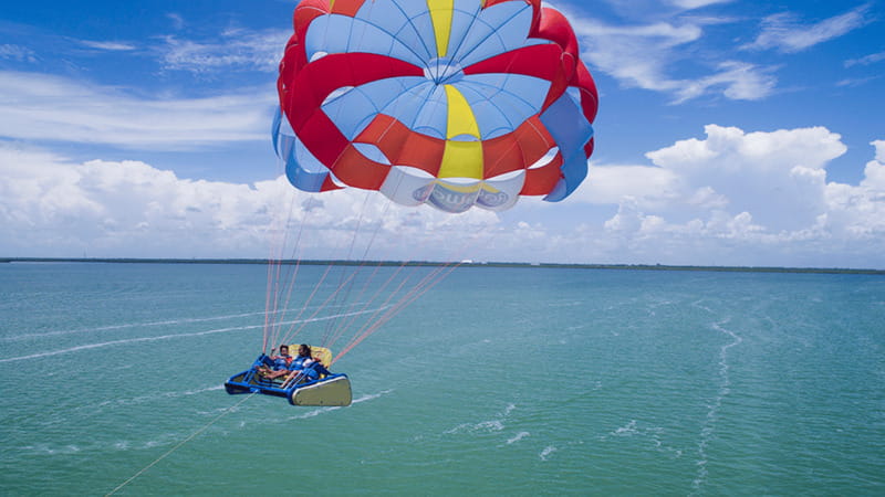Cancún: Skyrider Parasailing Experience - A short flight with a wide Cancún view