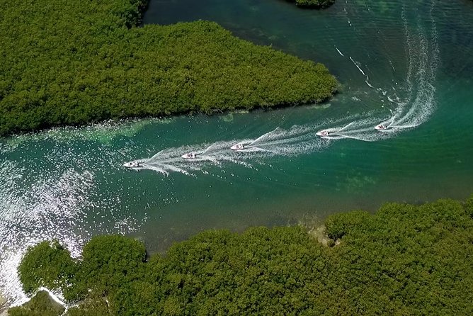 Cancun speedboat and snorkel tour: shared speedboat - Driving a two-person speedboat through Nichupte Lagoon