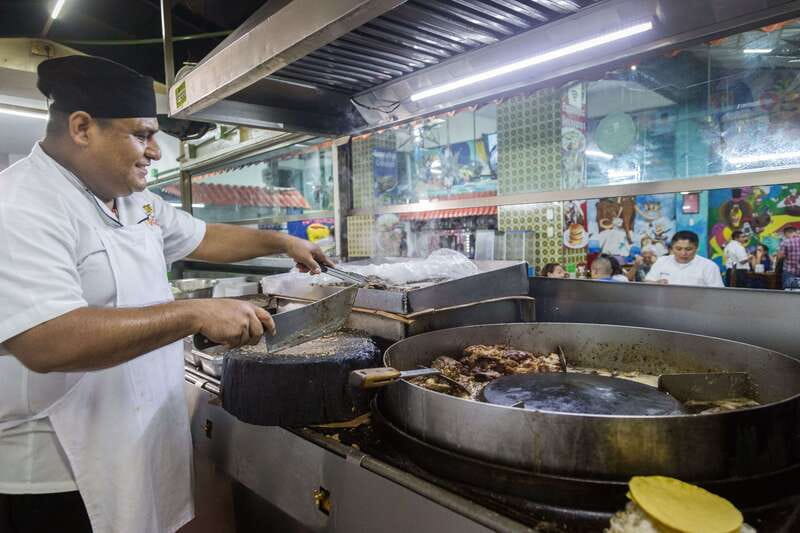 Cancún: Taco & Local Beer Tasting Tour with transportation - Stop three at Av. Yaxchilán 51