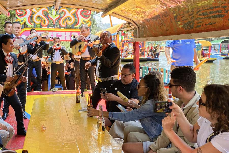 CDMX: Xochimilco Trajinera Party, Drinks, Mariachi & Tacos - Meeting at El Chango and reaching the dock