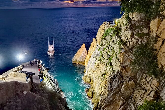 DeLuxe Cliff Divers+Sunset Exhibition byNight w/Different Options - Why Acapulco’s cliff performers still matter