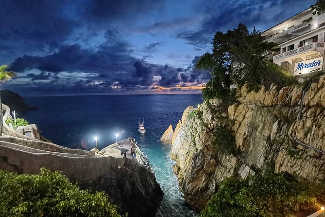 DeLuxe Cliff Divers+Sunset Exhibition byNight w/Different Options - Watching the presentations from the restaurant