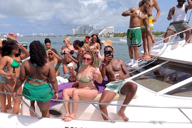 Deluxe Yacht 48FT with FlyBrige Rental in Cancun - Food, drinks, music, and the small print