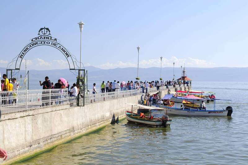 From Guadalajara: Enchanting Lake Chapala & Ajijic Day Trip - A short craft stop at Los Tres Potrillos