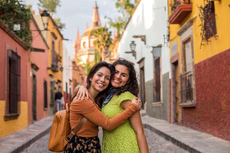 From Mexico City: San Miguel de Allende Day Trip - Arriving beneath the pink Parroquia de San Miguel Arcángel
