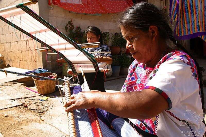 From San Cristóbal: Chamula and Zinacantán Guided Tour - Zinacantán and the waist loom tradition