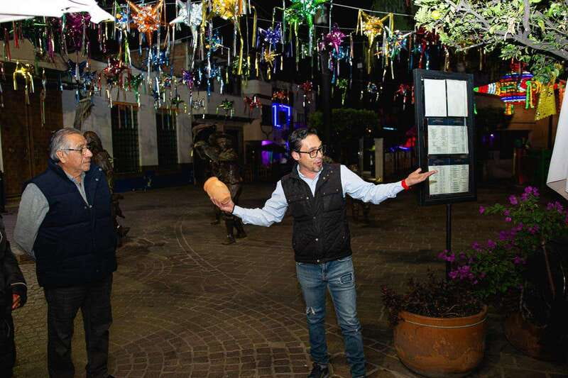 Guadalajara: Guided Tlaquepaque Night Tour with Hotel Pickup - Guides, pickup, and service quality