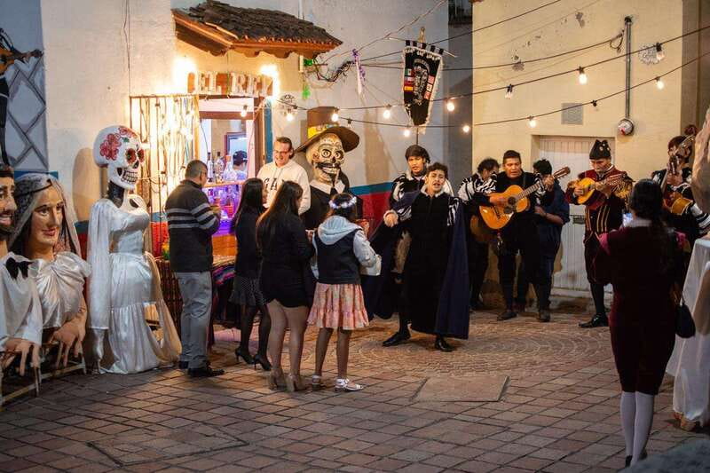Guanajuato: Night Walk with the Estudiantina - What the Spanish-only format means