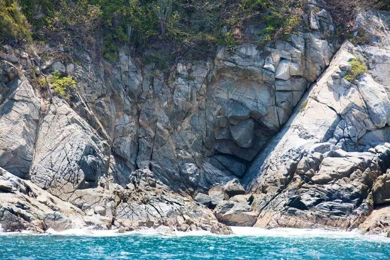 Huatulco: Bays Boat Tour with Snorkeling and Hotel Pickup - Should you book this Huatulco bays tour?