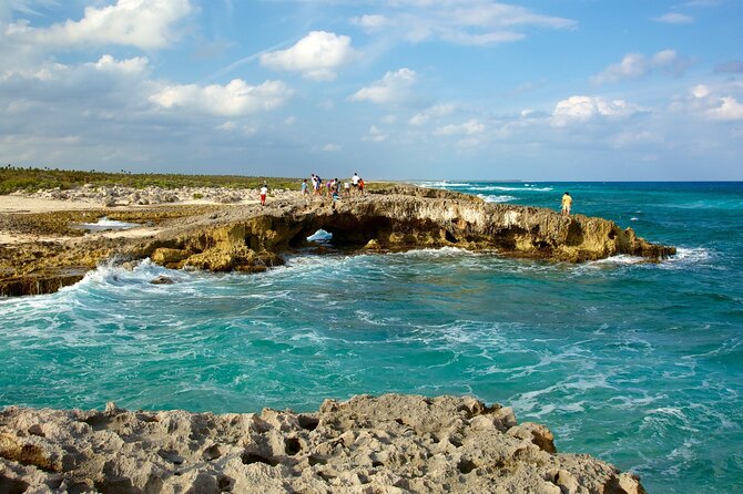 Jade Caverns Private Jeep Tour with Lunch and Snorkeling - Coco’s Beach Club is comfortable, but lunch has limits