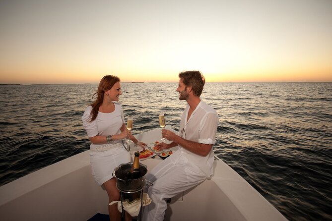 Los Cabos Yacht Adventure - Arch, Snorkel, Lunch, Drinks 1-18ppl - Cruising past El Arco and Lovers Beach