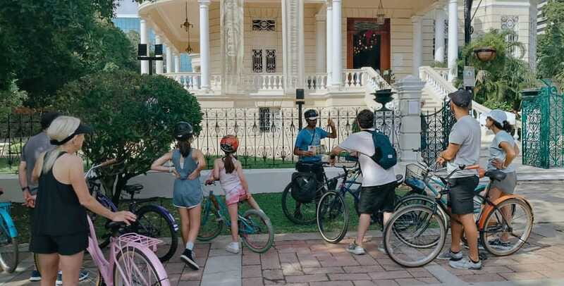 Mérida: Montejo Boulevard and Historic Center bike tour - Entering the historic center by bike
