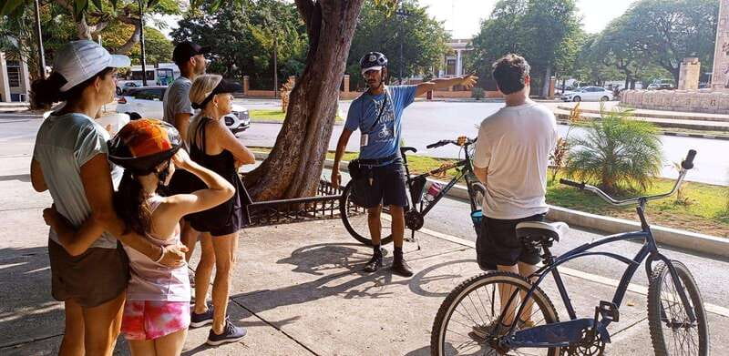 Mérida: Montejo Boulevard and Historic Center bike tour - Starting outside Palacio Cantón