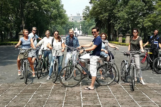 Mexico bike tour - A relaxed stop for food and conversation