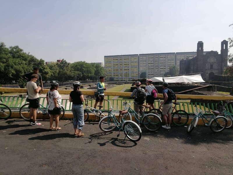 Mexico City: Art Naco, murals & street art bike tour - Guides who make the art easier to understand