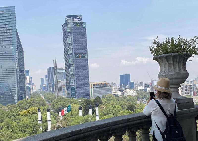 Mexico City: Chapultepec Castle Skip-the-Line Ticket - Walking up to Chapultepec Castle