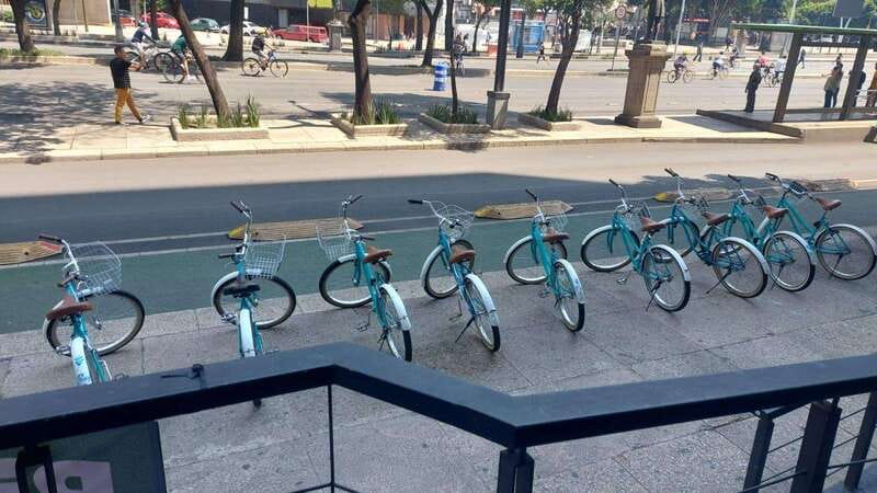 Mexico City: Chapultepec & Reforma Historic Bike Experience - Meeting Mexico City’s famous Angel