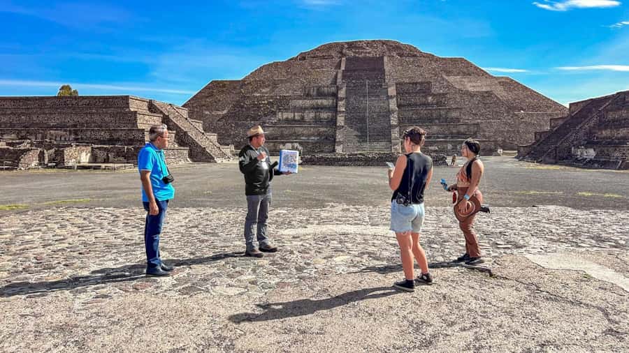 Mexico City: Teotihuacan, Tlatelolco & Guadalupe Shrine Tour - Tlatelolco and the difficult side of Mexico City