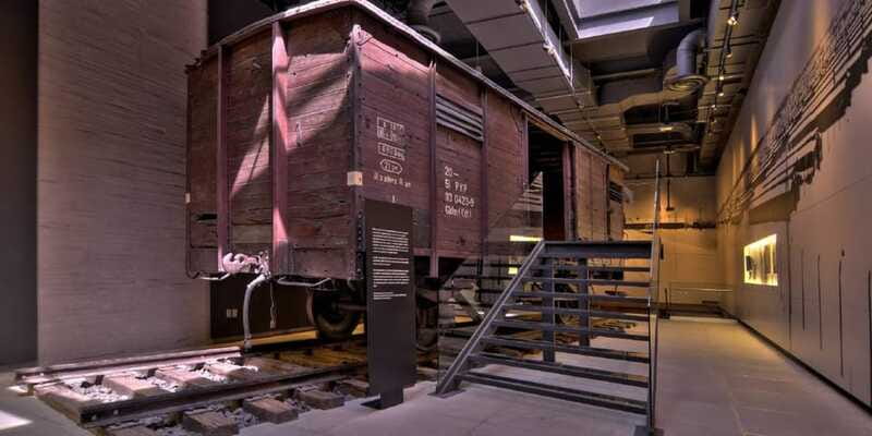 Mexico City: Ticket de entrada Museo Memoria y Tolerancia - The Berlin Wall fragment and World War II train wagon