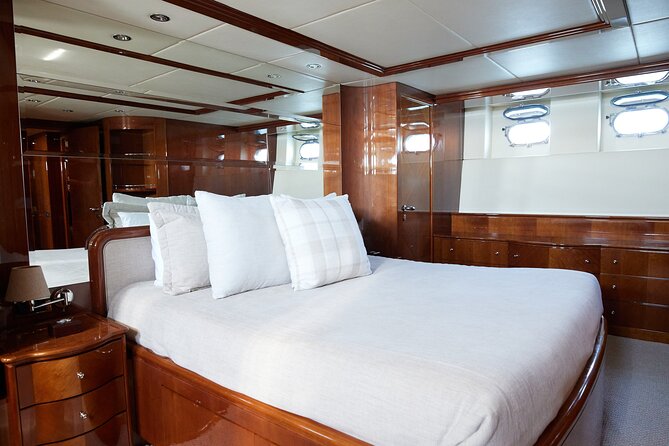Number Juan 100ft Yacht Azimut Rental - Key points before you book