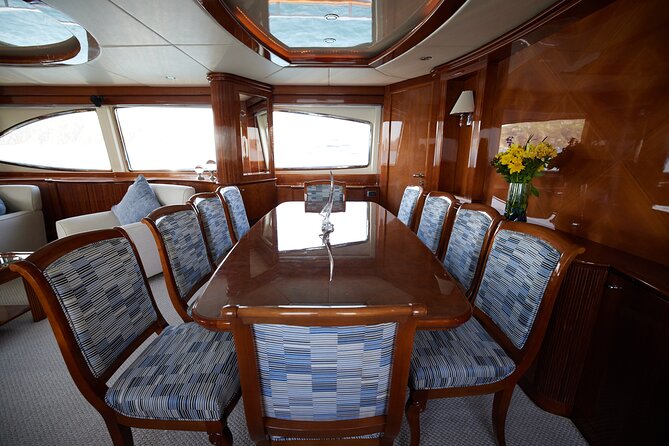 Number Juan 100ft Yacht Azimut Rental - Drinks, music, and the staff’s small details