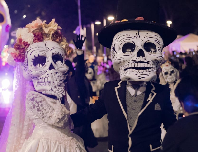 Oaxaca: Day of the Dead Evening Walking Tour with Dinner - The guides shape the experience