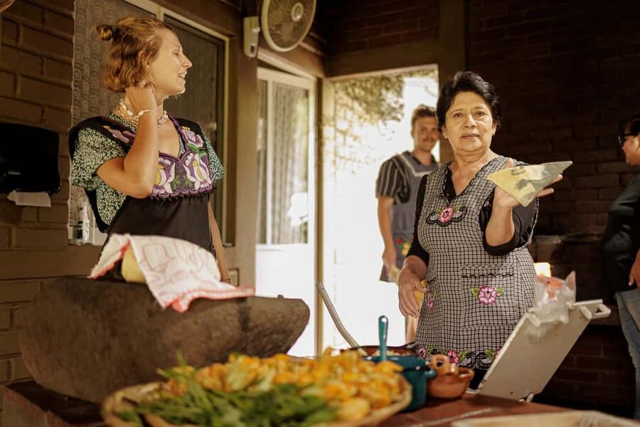 Oaxaca de Juarez: Traditional Oaxacan Cooking Class - Making a seasonal sauce and one of Oaxaca’s seven moles