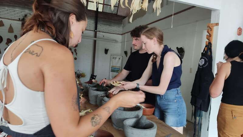 Oaxaca: Oaxacan Mole Workshop with a Traditional Cook - What you can and cannot take home