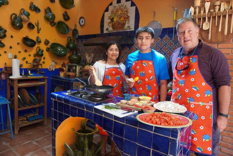 Oaxaca: Traditional Oaxacan Cooking Class with Market Visit - The family and textile connection
