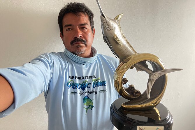 Pacifictime Sports Fishing in Cabos san lucas - The work of landing a marlin