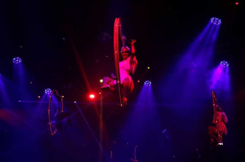 Playa del Carmen: Coco Bongo Nightclub Experience - Drinks, snacks, and the wait for service