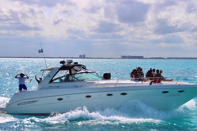 Private 50FT Yacht Rental in Cancún P8 - What the crew adds to the day