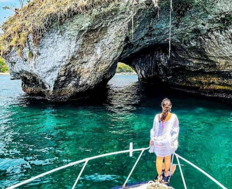 Puerto Vallarta: Los Arcos Islands Boat Tour and Snorkeling - The ride to Mismaloya and the walk to the beach