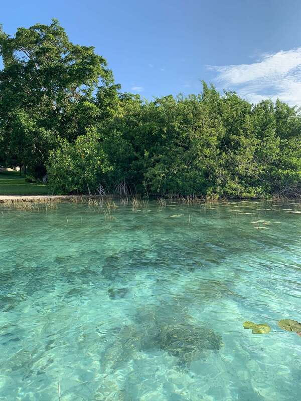 Sailboat tour in the seven colors lagoon of Bacalar - A small sailboat on Bacalar’s Seven Colors Lagoon