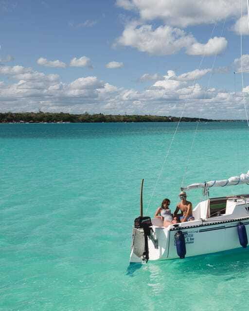 Sailboat tour in the seven colors lagoon of Bacalar - What the guides add to the ride