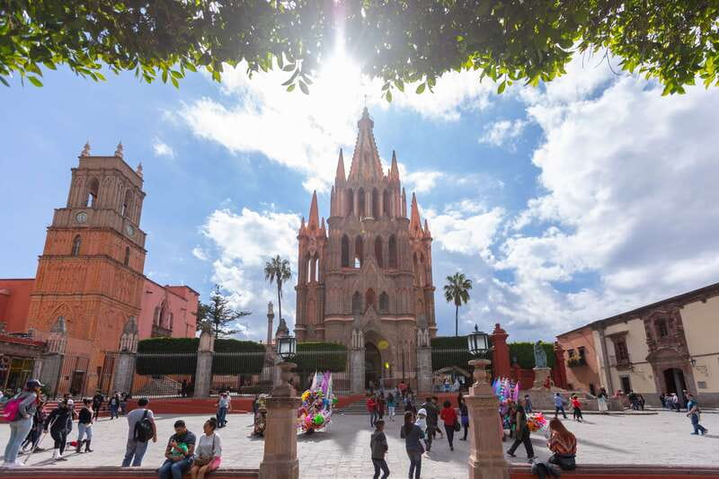 San Miguel: Landmarks and Lunch Walking Tour in English - A small group changes the feel of the walk