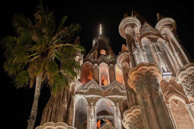 San Miguel: Landmarks and Lunch Walking Tour in English - What the lunch adds to the experience